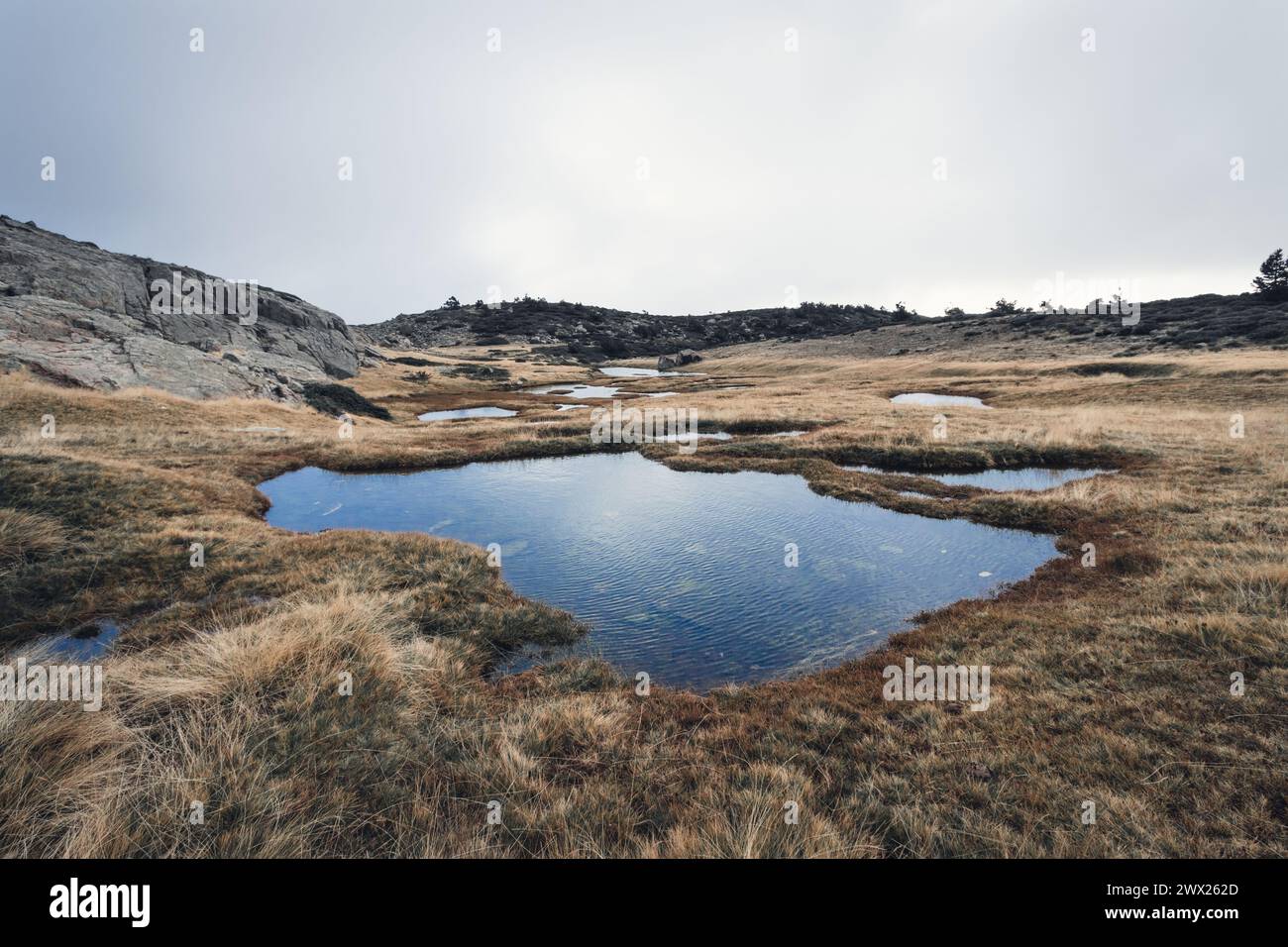 Laguna de los pajaros, Peñalara, sierra de guadarrama, madrid, España. Berglandschaft mit Lagune im Vordergrund Stockfoto