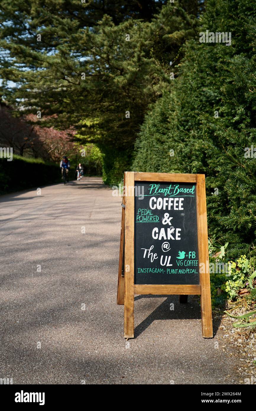 Holzschild, das Kaffee und Kuchen in der University Library, University of Cambridge anbietet Stockfoto