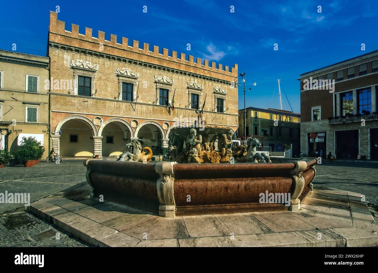 Italien Marken Pesaro Piazza Del Popolo - Brunnen und Palazzo Ducale Stockfoto