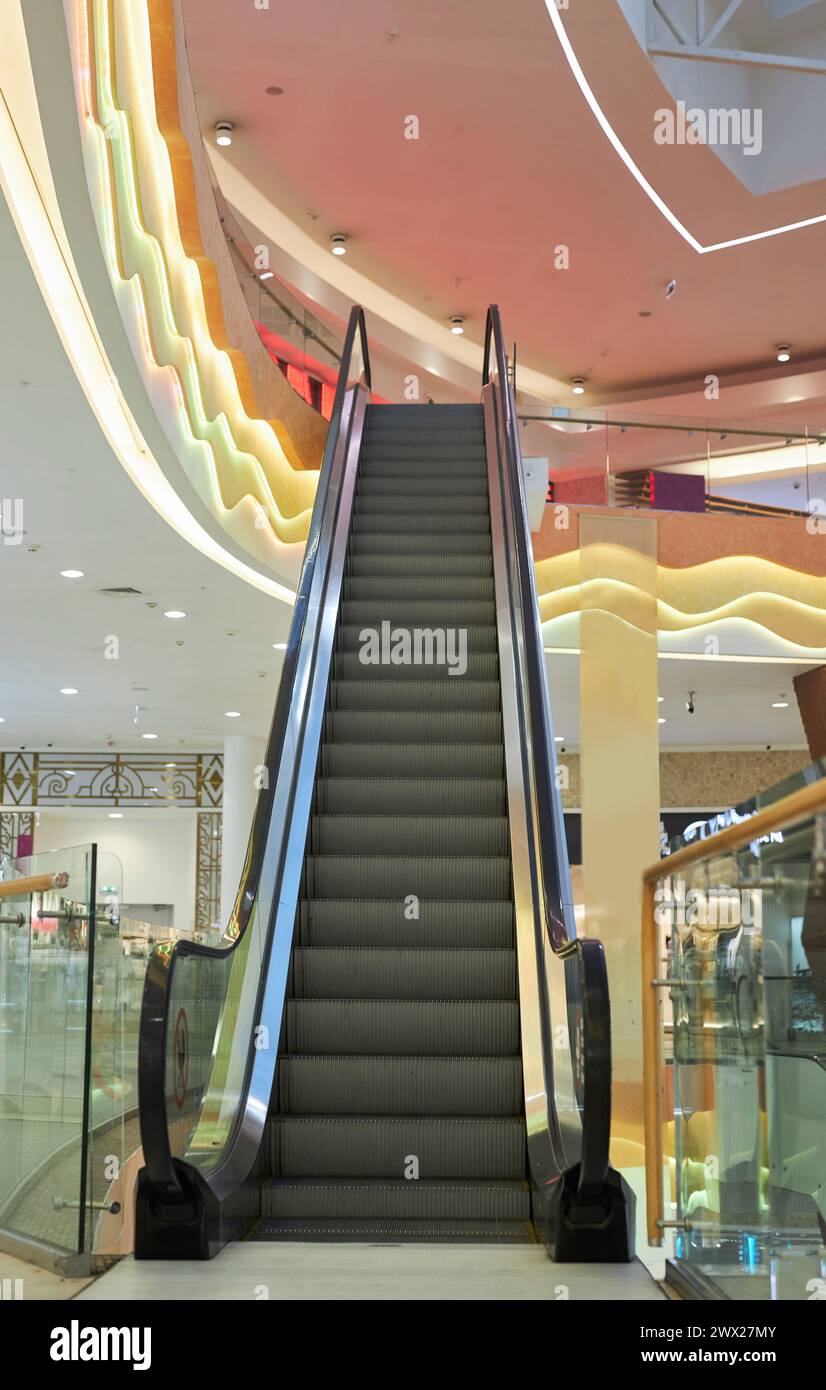 Vertikales Bild der Rolltreppe im Inneren des Einkaufszentrums ohne Personen Stockfoto