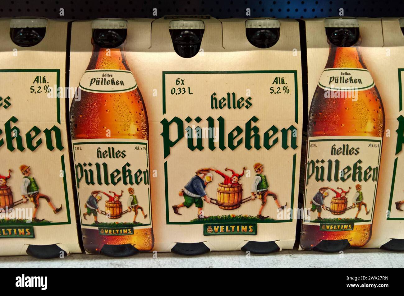 Helles Pülleken, seit 2020 im Eigentum von Veltins. Die C.und A. Veltins GmbH und Co KG ist eine im Jahre 1824 gegründete Brauerei. Der Sitz befindet sich in Meschede-Grevenstein im Sauerland. Alleinige Eigentümerin ist Susanne Veltins *** Helles Pülleken, seit 2020 im Besitz von Veltins C und A Veltins GmbH und Co KG ist eine 1824 gegründete Brauerei mit Sitz in Meschede Grevenstein im Sauerland alleinige Eigentümerin ist Susanne Veltins Stockfoto