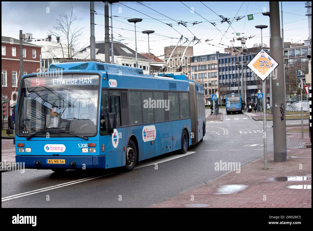Trolleybus, angetrieben von zwei Elektromotoren über eine Freileitung in Arnhem Holland. Vvbvanbree-Fotografie Stockfoto