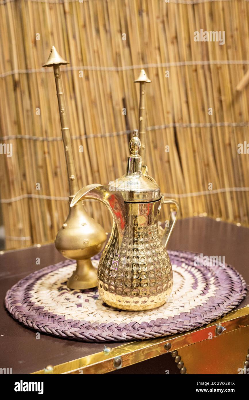 Traditionelle Arabische Kaffeekanne (Dalla) Stockfoto