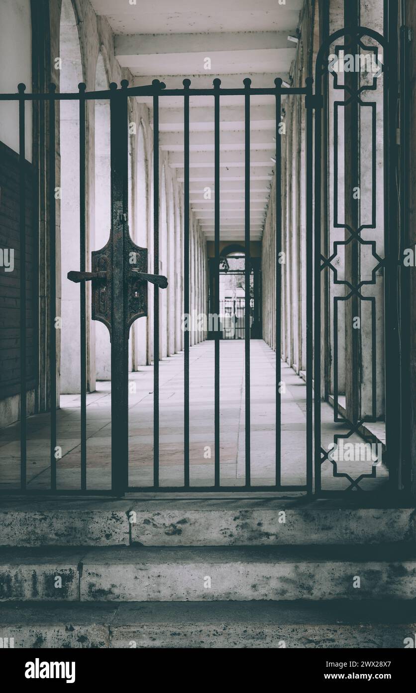 Eiserne Synagogentore im jüdischen Viertel in Pest, Ungarn. Stockfoto