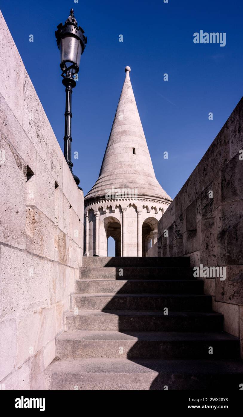 Schatten über Stufen hinauf zu einem Turm bei der Fischerbastion ( Halászbástya ) in der Schlossanlage bei Buda in Ungarn. Stockfoto