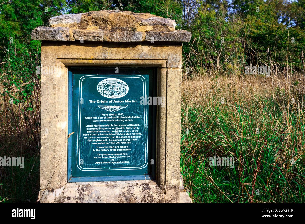 Gedenktafel zum ersten Aston Martin Drive Stockfoto