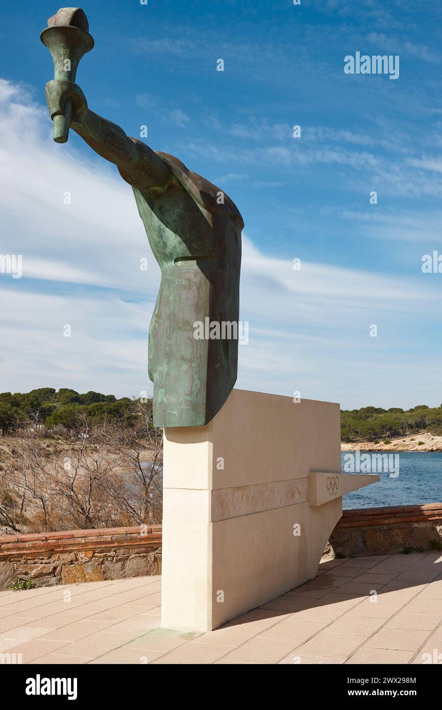 Olympisches Fackeldenkmal in LEscala, Girona. Katalonien, Mittelmeerküste, Spanien Stockfoto