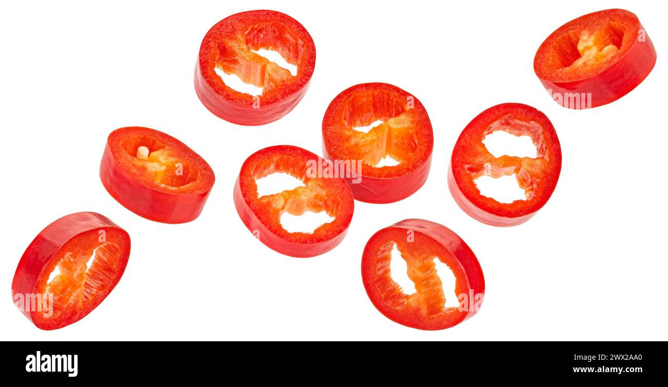 Geschnittene rote Chilischoten isoliert auf weißem Hintergrund Stockfoto