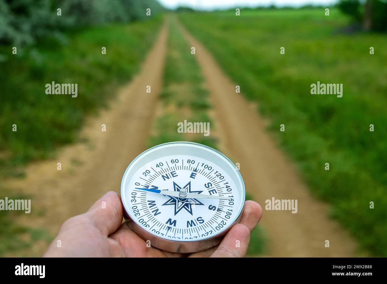 Wandern. Kompassrichtung auf der Ebenen Landstraße. Stockfoto