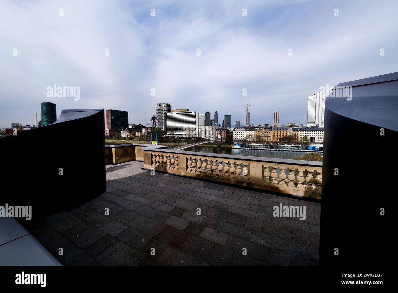 27.03.2024, Frankfurt, DEU Eroeffnung der Dachterrasse auf dem Staedelmuseum. Auf einer Höhe von 15 Metern befindet sich das ab 28.3.2024 begehbare Dach direkt ueber dem Haupteingang des Staedelmuseums. Ueber 2 Wendeltreppen , eine auf eine ab, kommt man nach 50 Stufen auf das Dach. Und hat einen fantastischen Blick ueber die Stadt. *** 27 03 2024, Frankfurt, DEU Eröffnung der Dachterrasse am Staedelmuseum in 15 Metern Höhe befindet sich das Dach, das ab 28 3 2024 zugänglich ist, direkt über dem Haupteingang des Staedelmuseums über 2 Wendeltreppen, eine Up und eine dow Stockfoto