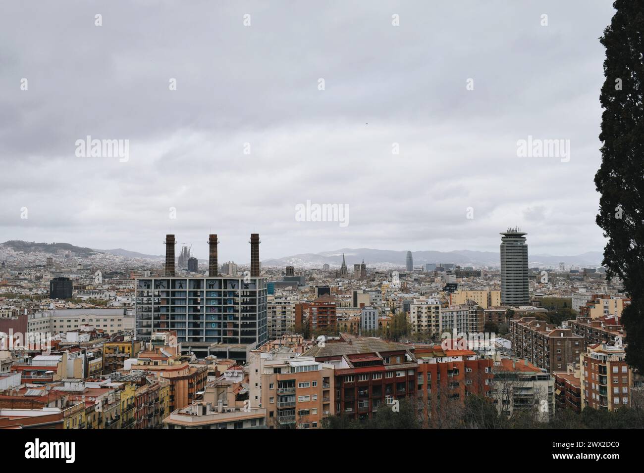 Panoramablick auf Barcelona an einem bewölkten Tag, Spanien, am 24. März 2024 Stockfoto