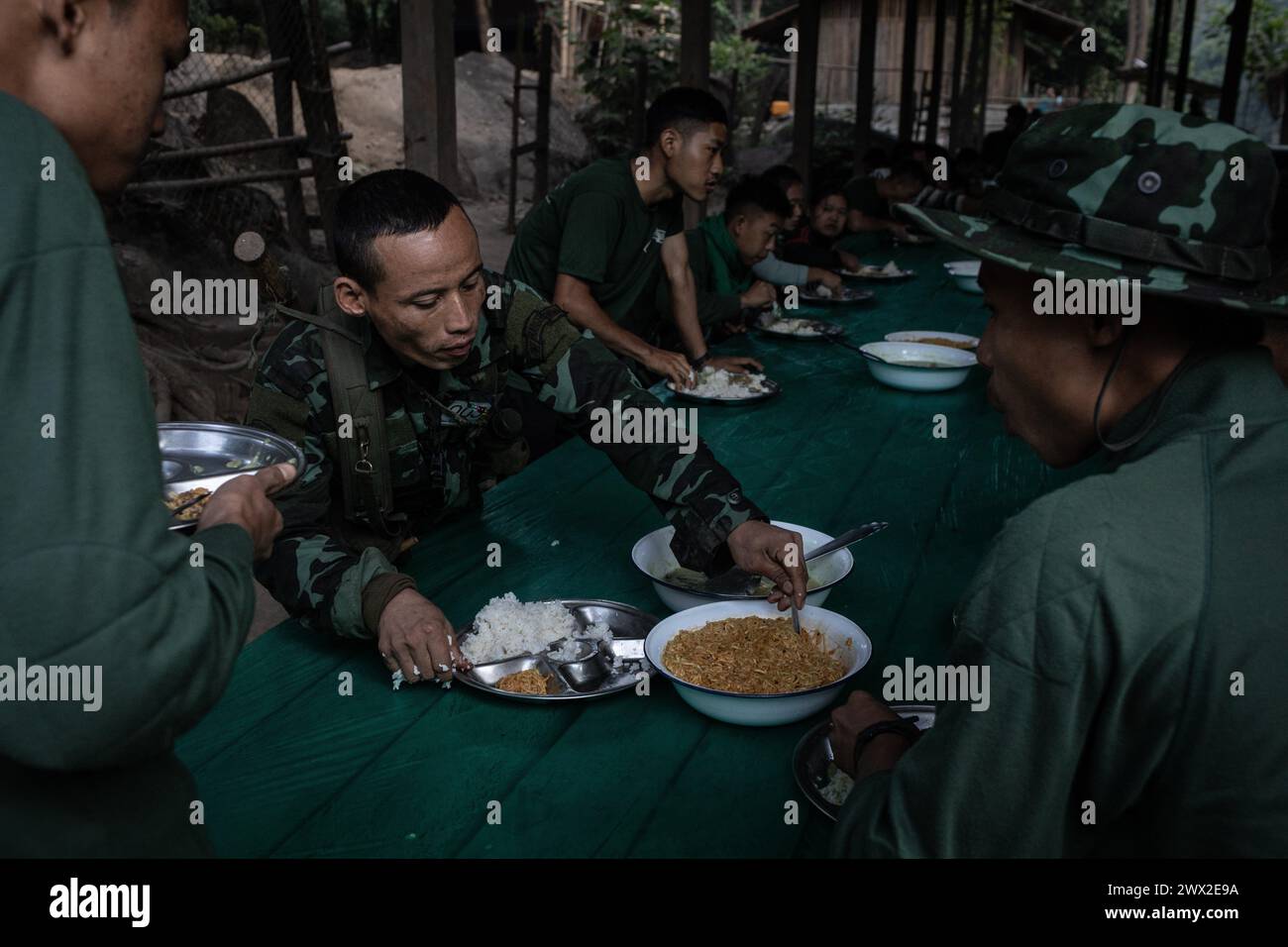 © Chris Huby/Le Pictorium/MAXPPP - 30/12/2023 Chris Huby/Le Pictorium - 30/12/2023 - Birmanie/Karen (Region) - Camp des Free Burma Rangers - Ambiance du Camp. Petit Dejeuner en Commun. Des campements de Refugies aux Villages bombardes, rencontre avec une population martyrisee par la junte et decouverte de l'action humanaire des FBR. La Birmanie Continue sa descente aux enfers depuis trois ans, dans une Indifference quasi totale, et il EST Important de rapporter l'Engagement des FBR aupres de ce peuple qui compte plus que jamais sur l'Opinion publique internationale pour lui V Stockfoto