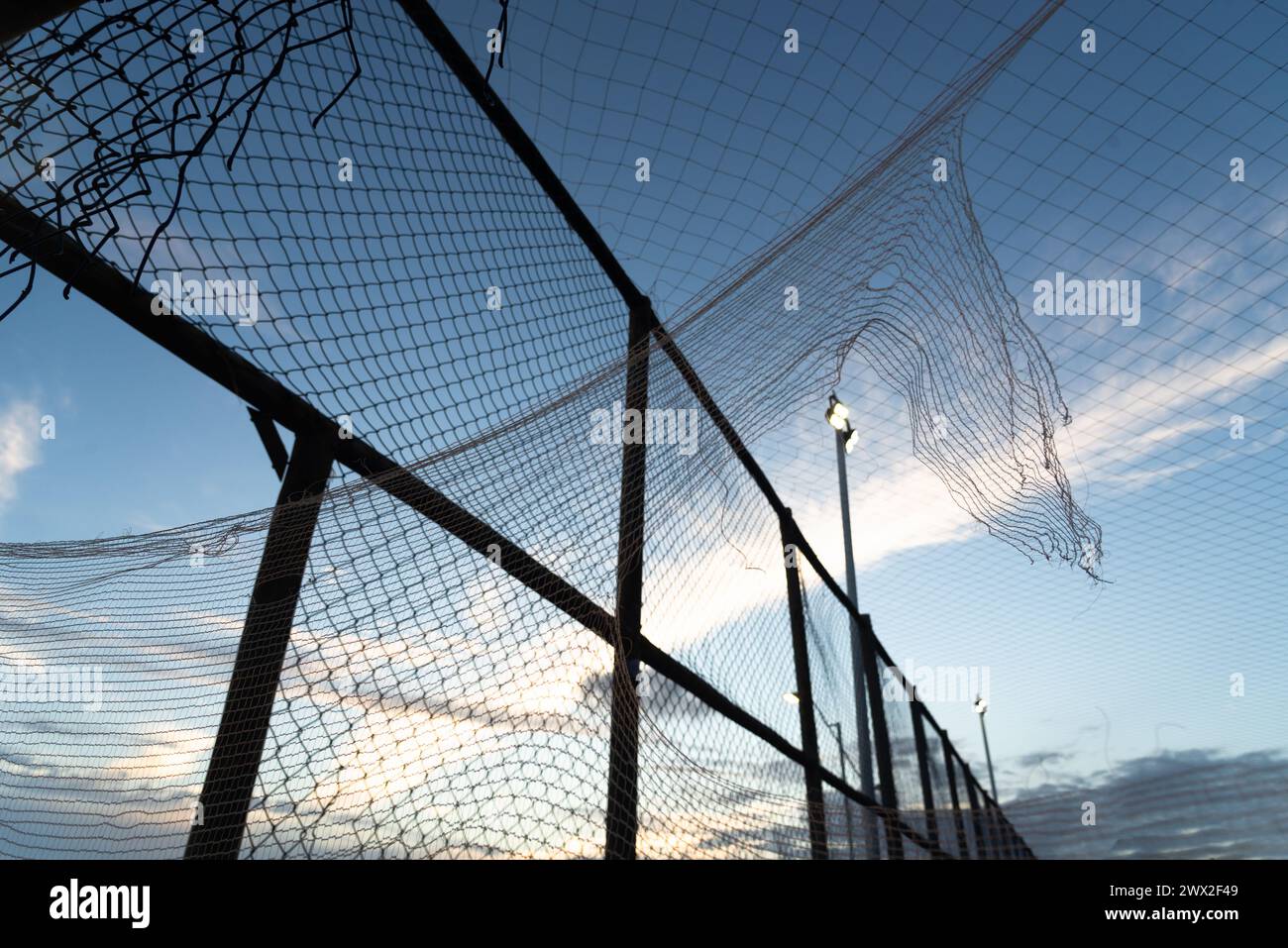 Salvador, Bahia, Brasilien - 19. Dezember 2021: Blick auf das Netz des Sportplatzes Rio Vermelho in der Stadt Salvador, Bahia. Stockfoto