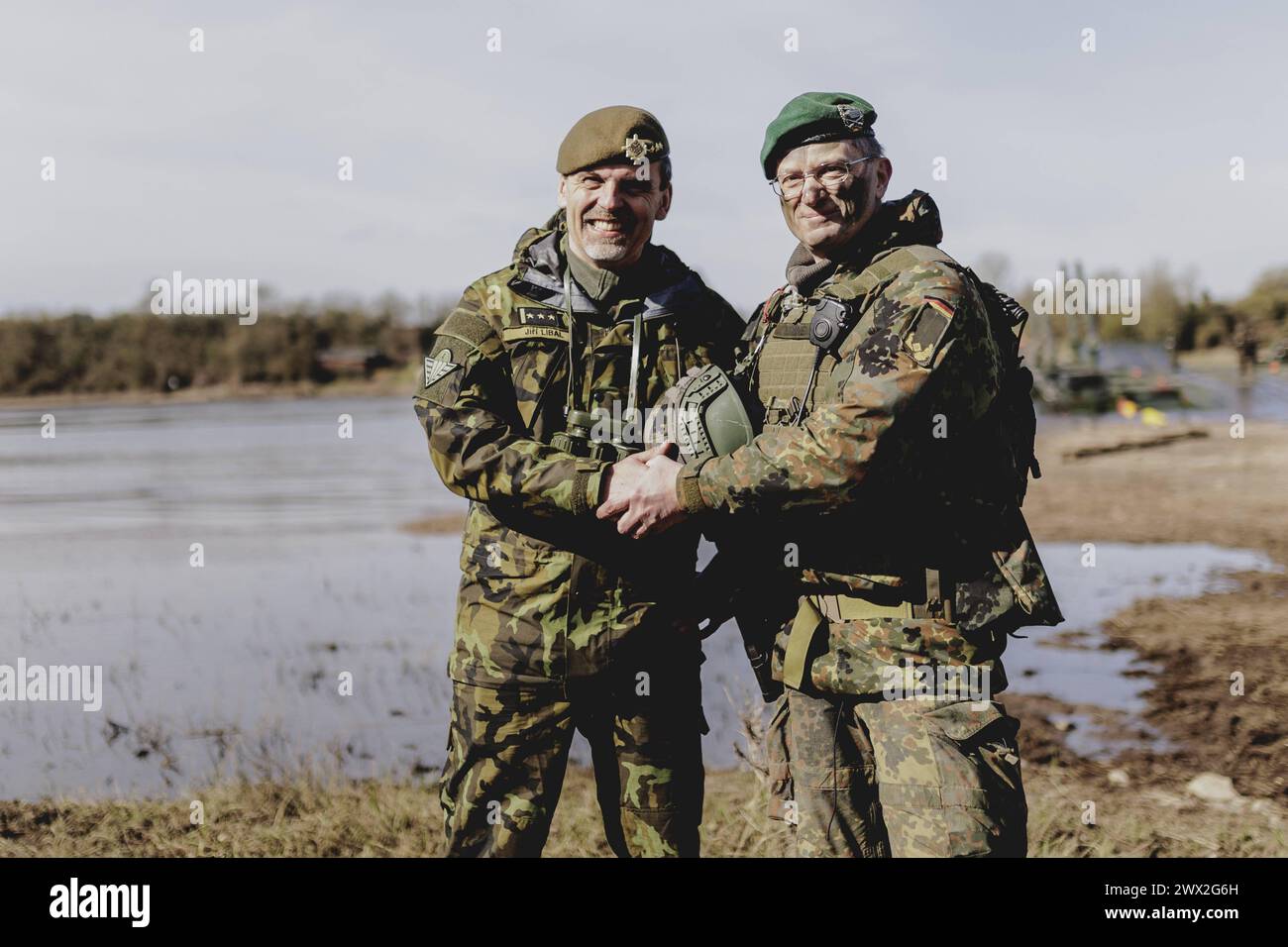 L-R Oberst Jiri Libal, Kommandeur 4th Rapid Deployment Brigade und Brigadegeneral Alexander Krone, Kommandeur NATO Response Force Landbrigade, aufgen Stockfoto