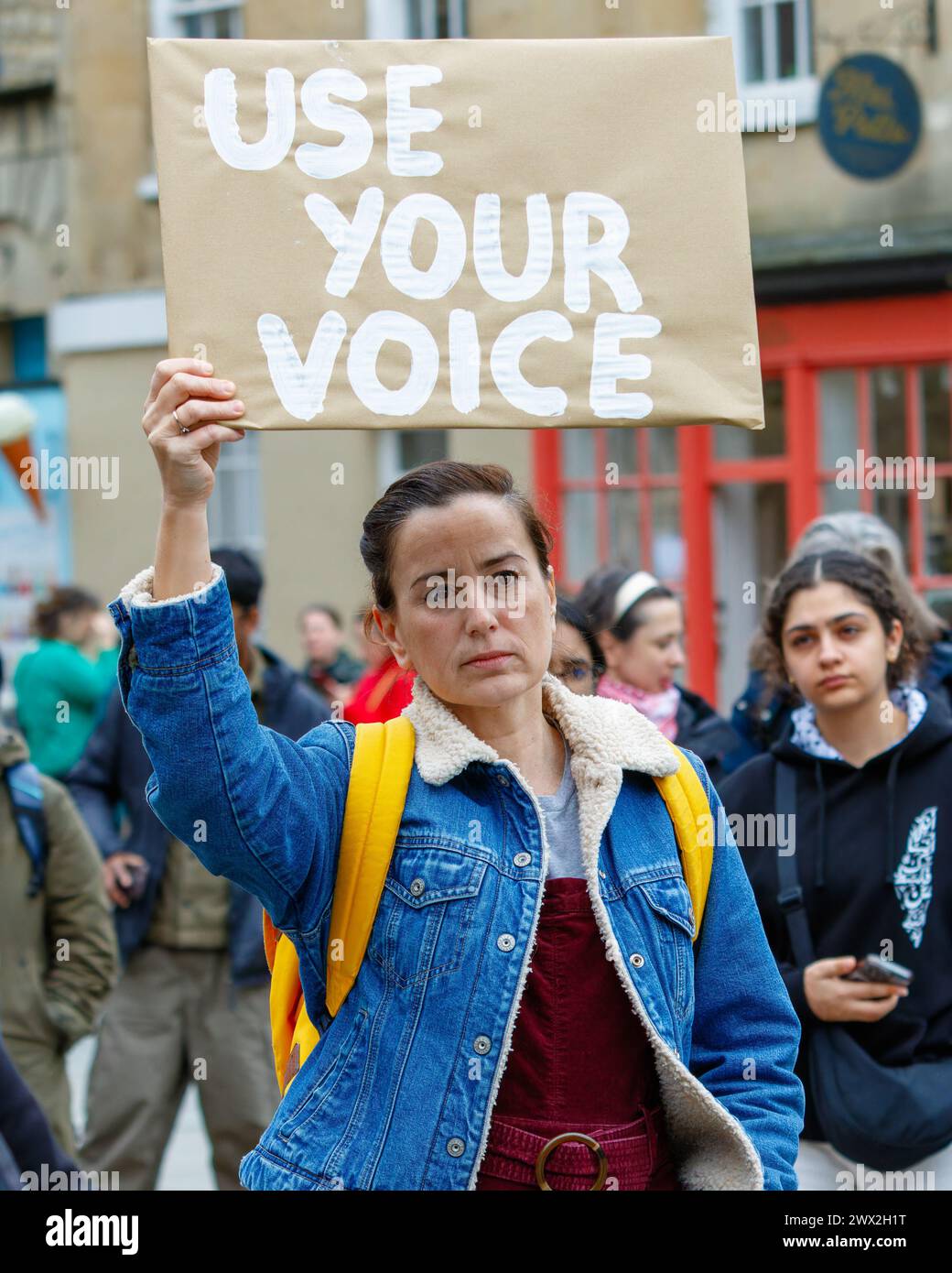 Bath, UK Ein pro-palästinensischer Unterstützer, der ein Plakat hochhält, ist zu sehen, wie er Reden vor einem protestmarsch durch Bath hört. 16/03/24 Stockfoto