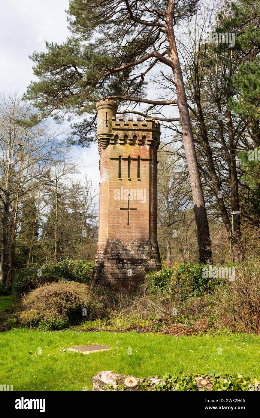 Ein viktorianischer Wasserturm im gotischen Stil in Bournemouth Upper Gardens, Dorset, England, Großbritannien Stockfoto