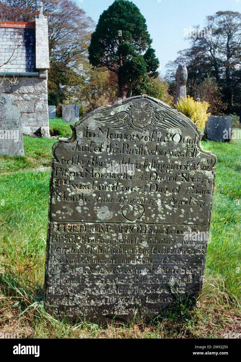 St. Meubred's Church, Cardinham, Bodmin, Cornwall. Schiefergrabstein für Inigo Ough Jnr, 1775, der lebendig in einem Kies-Grubeneinsturz begraben wurde. Stockfoto