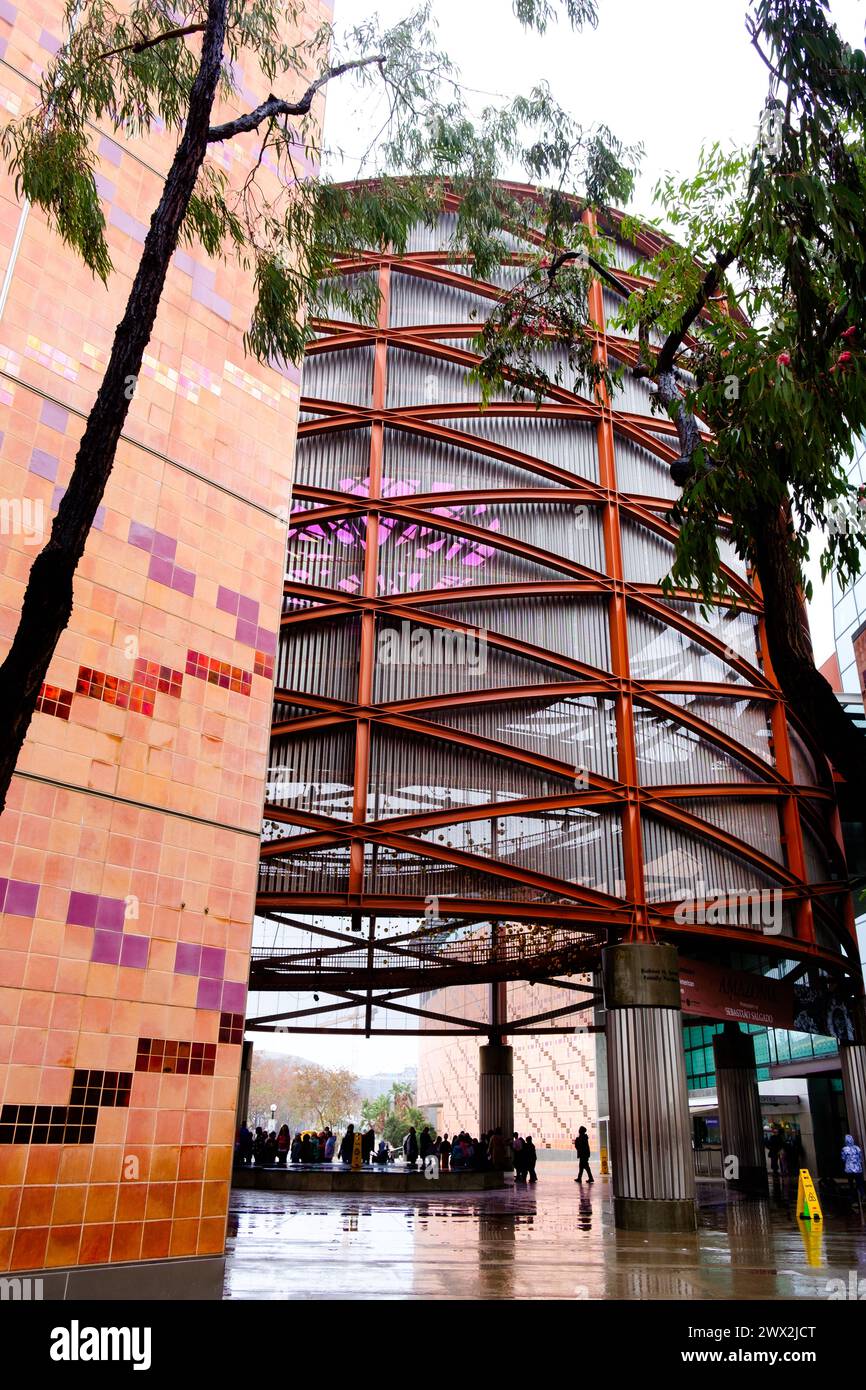 Besucher treffen sich vor dem California Science Center in Los Angeles, Kalifornien, USA. Stockfoto