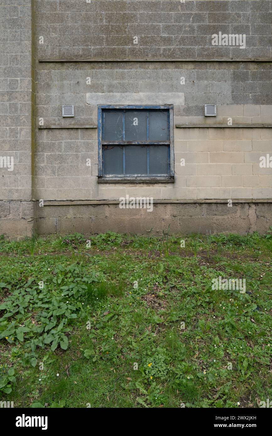 Altes und beschädigtes Fabrikfenster Stockfoto