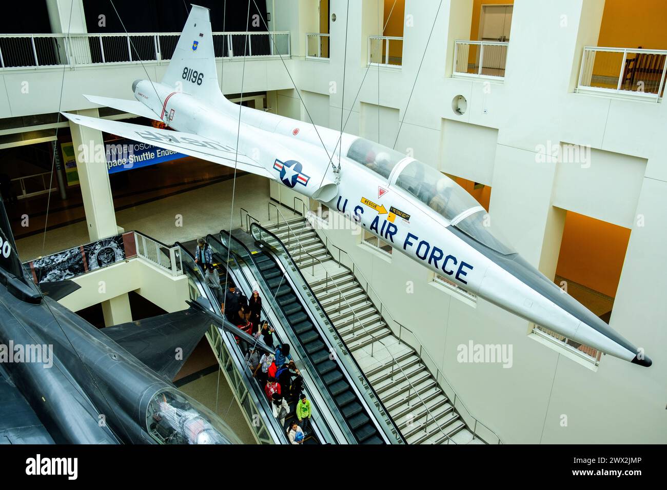 Northrop T-38 Talon (weiß), der erste zweimotorige Überschall-Jet-Trainer in großer Höhe, gesehen im California Science Center, Los Angeles, Kalifornien. Stockfoto