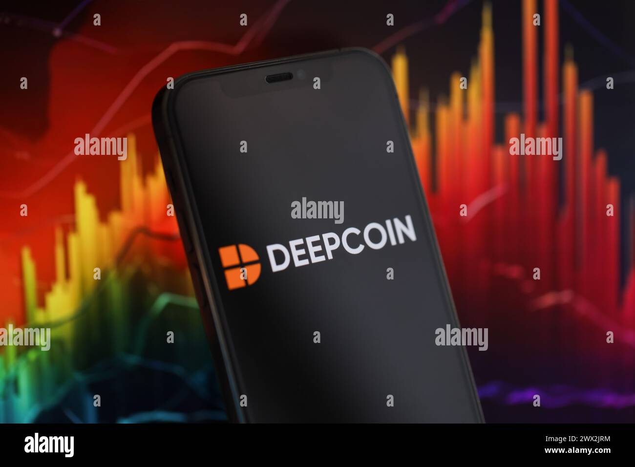 KIEW, UKRAINE - 15. MÄRZ 2024 Deepcoin-Logo auf dem iPhone-Display und Kryptowährungswertdiagrammen. Portal für den Austausch von Kryptowährungen Stockfoto