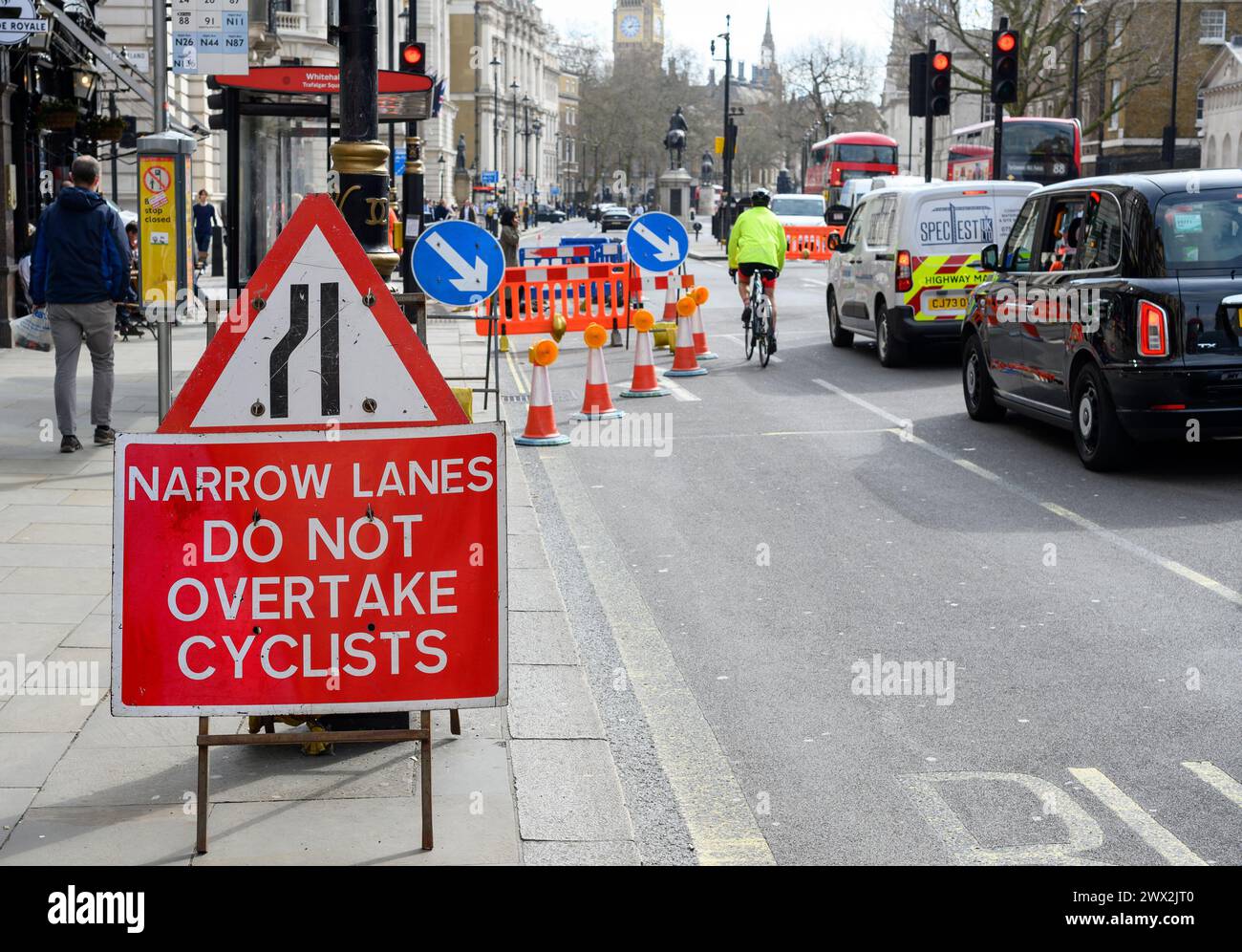 London, Großbritannien. Verkehrsschild in Whtiehall, Westminster, warnt davor, Fahrräder zu überholen. Stockfoto