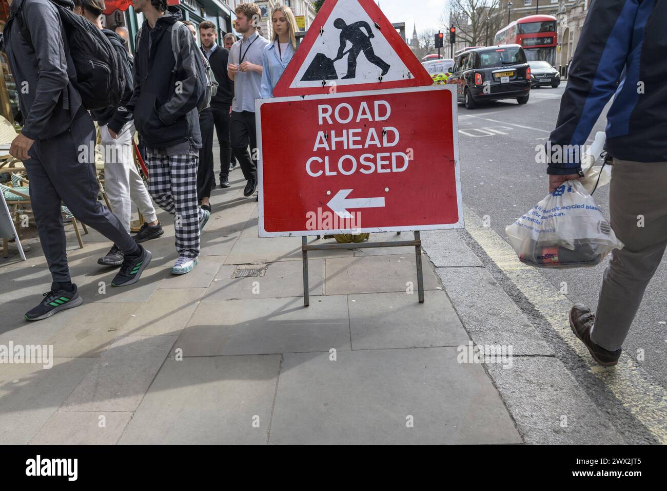 London, Großbritannien. Schild „Straße geschlossen“ Stockfoto