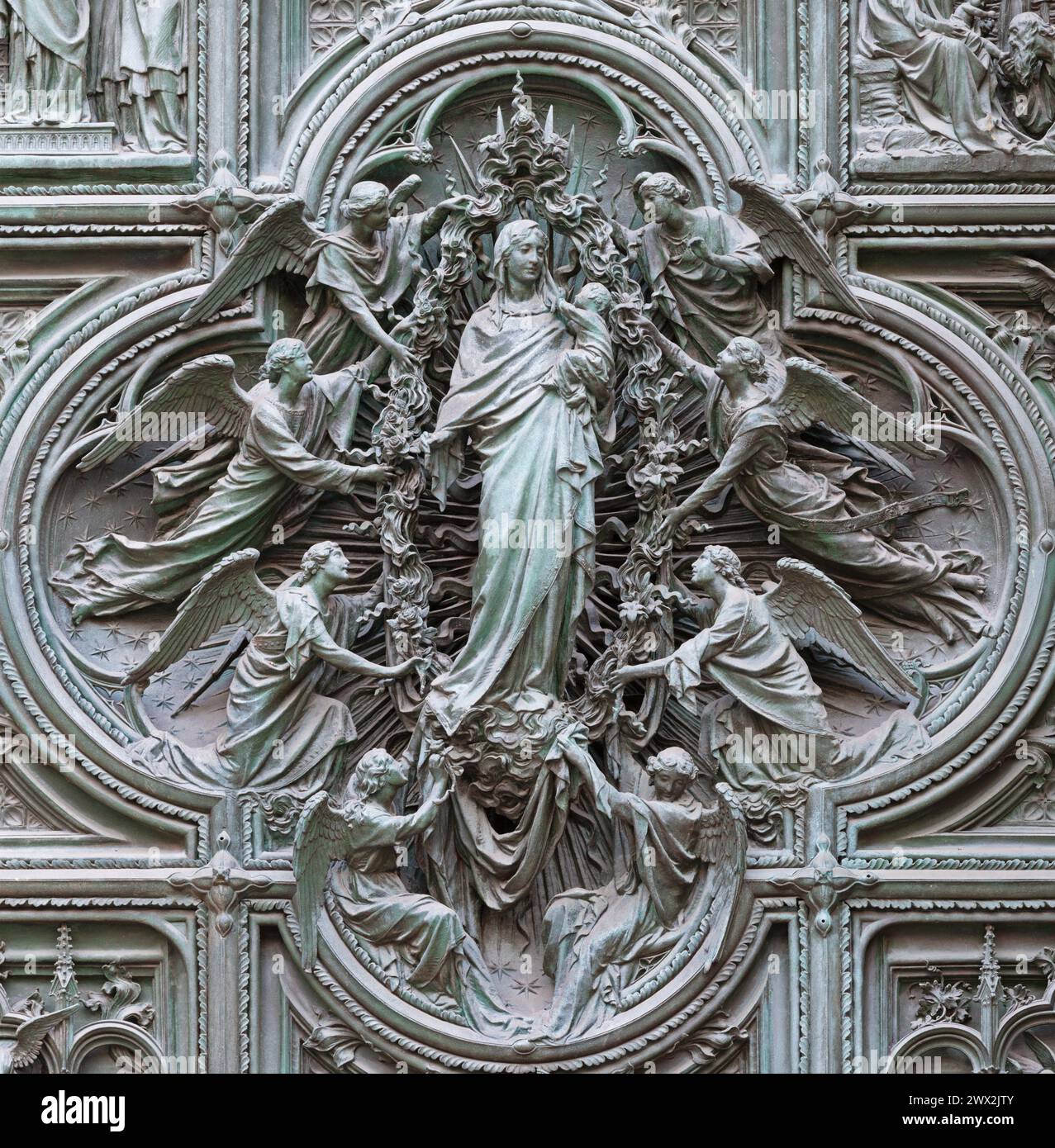 MAILAND, ITALIEN - 16. SEPTEMBER 2024: Das Detail aus dem Bronzetor der Kathedrale - Jungfrau Maria mit den Engeln von Ludovico Pogliaghi (1906). Stockfoto