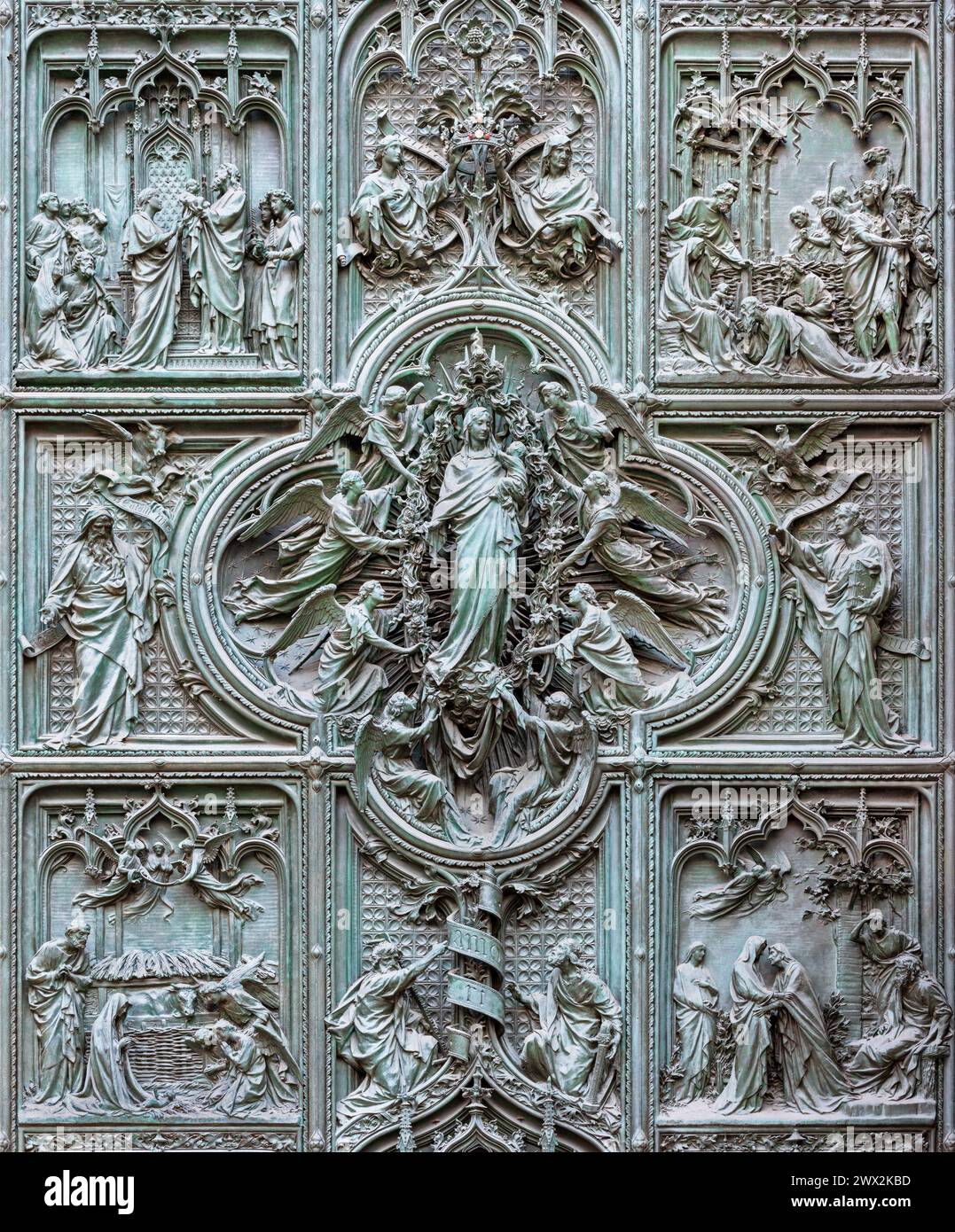 MAILAND, ITALIEN - 16. SEPTEMBER 2024: Das Detail aus dem Bronzetor der Kathedrale - Jungfrau Maria mit den Engeln von Ludovico Pogliaghi (1906). Stockfoto