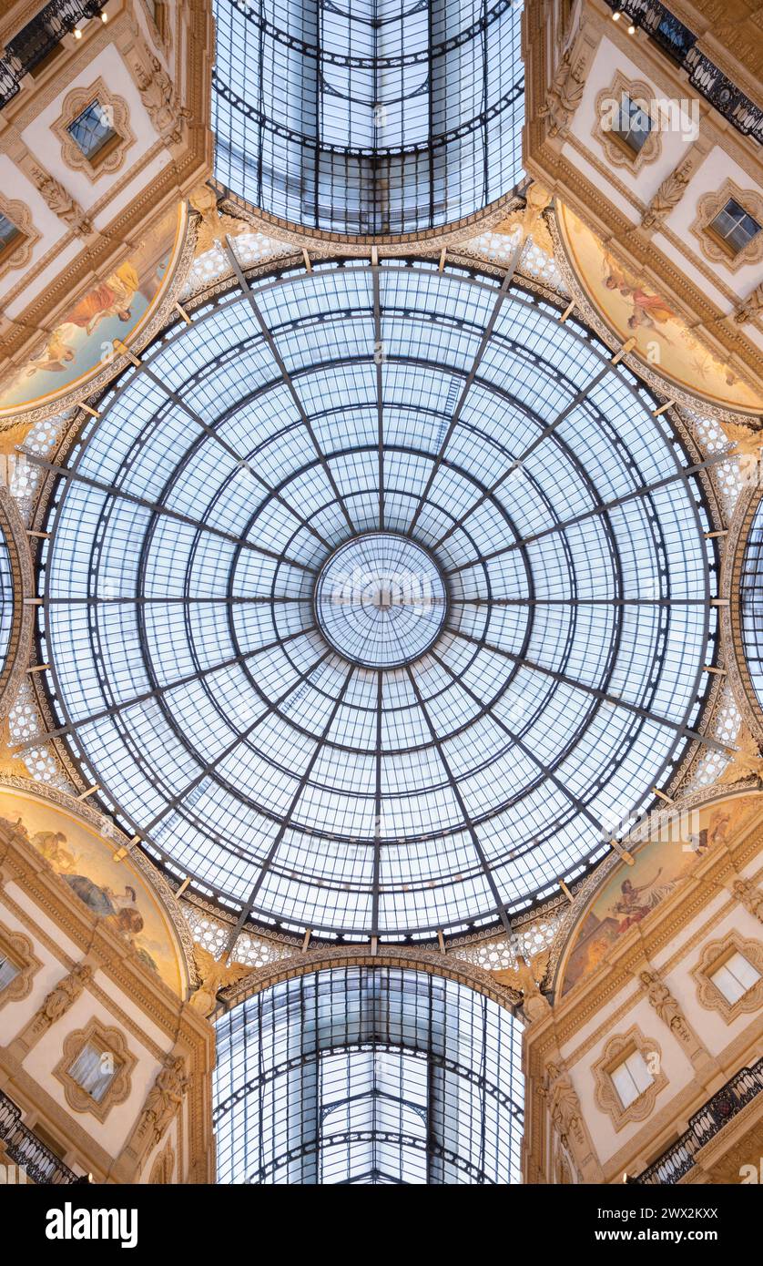 Mailand - die Kuppel der Galleria Vittorio Emanuele II in der Abenddämmerung. Stockfoto