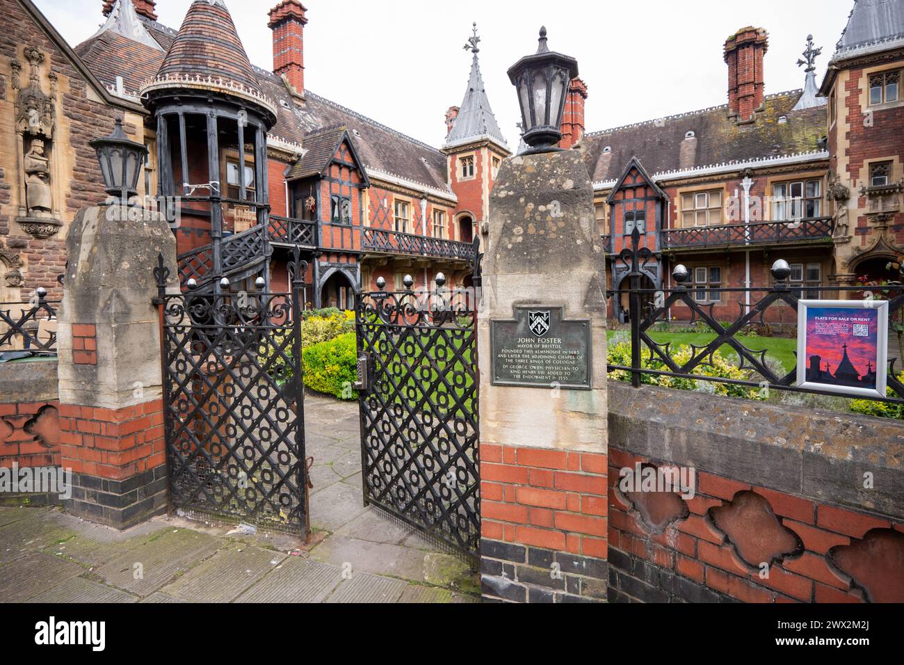 Foster’s Almshouses und die Kapelle der drei Könige von Köln sind denkmalgeschützte Gebäude und historische Wahrzeichen im Herzen von Bristol. Stockfoto