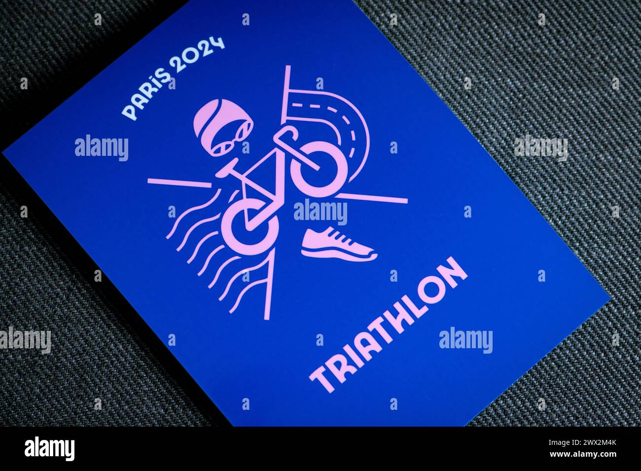 Triathlon-Piktogramm für die olympischen sommerspiele 2024 in paris. Offizielle Ikone des Sports beim olympischen Spiel in Paris 24 Stockfoto