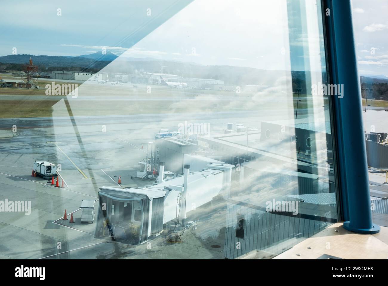 Der Himmel spiegelt sich in dramatischen Fotos von Burlington, VT, Patrick Leahy International Airport (BTV), Vermont, New England, USA. Mt. Mansfield in der Entfernung. Stockfoto