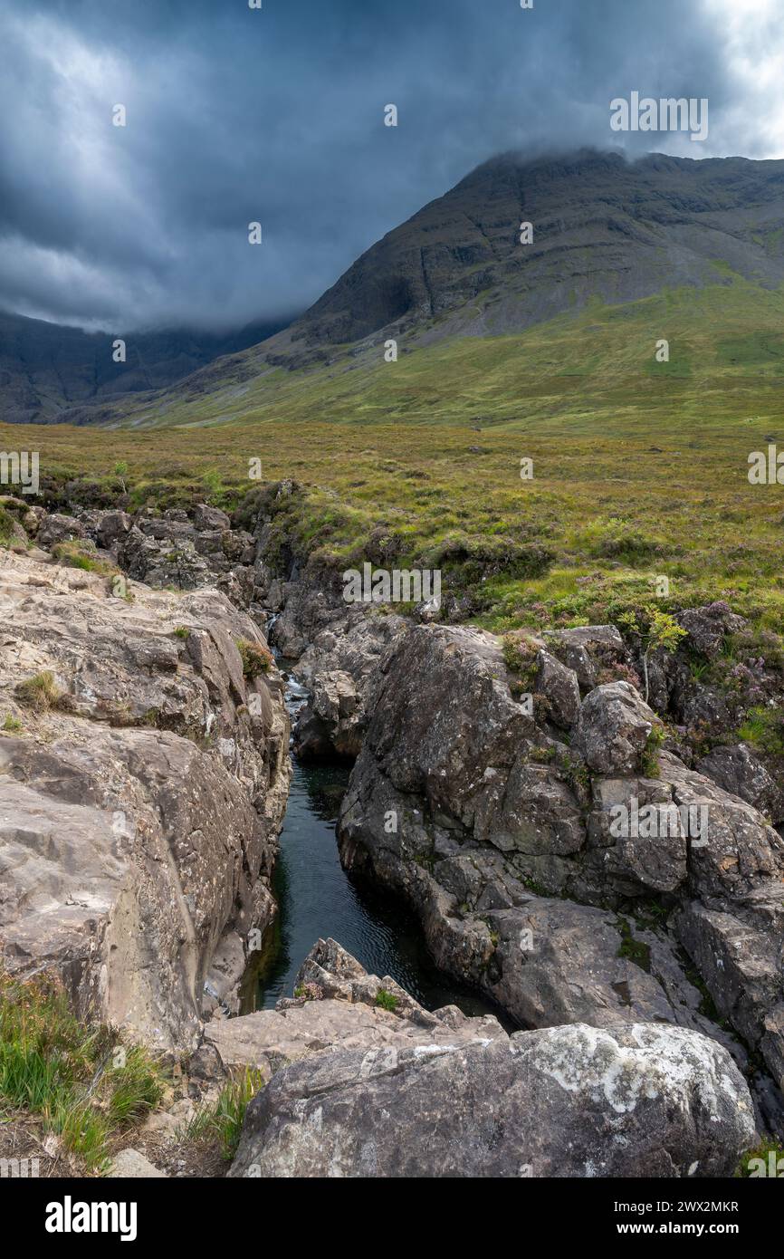 Der Fluss Brittle führt zu Fairy Pools, Cuillin Range, Isle of Skye, Schottland. , Herbst, von Dominique Braud/Dembinsky Photo Assoc Stockfoto