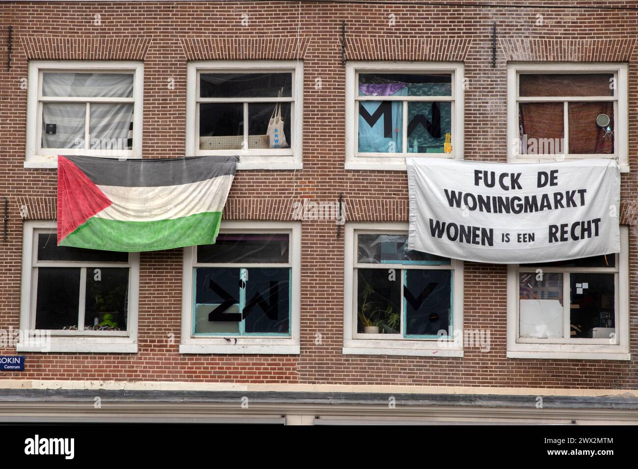 Eine palästinensische Flagge und Eine Demonstrationsflagge in Amsterdam, Niederlande 21-3-2024 Stockfoto