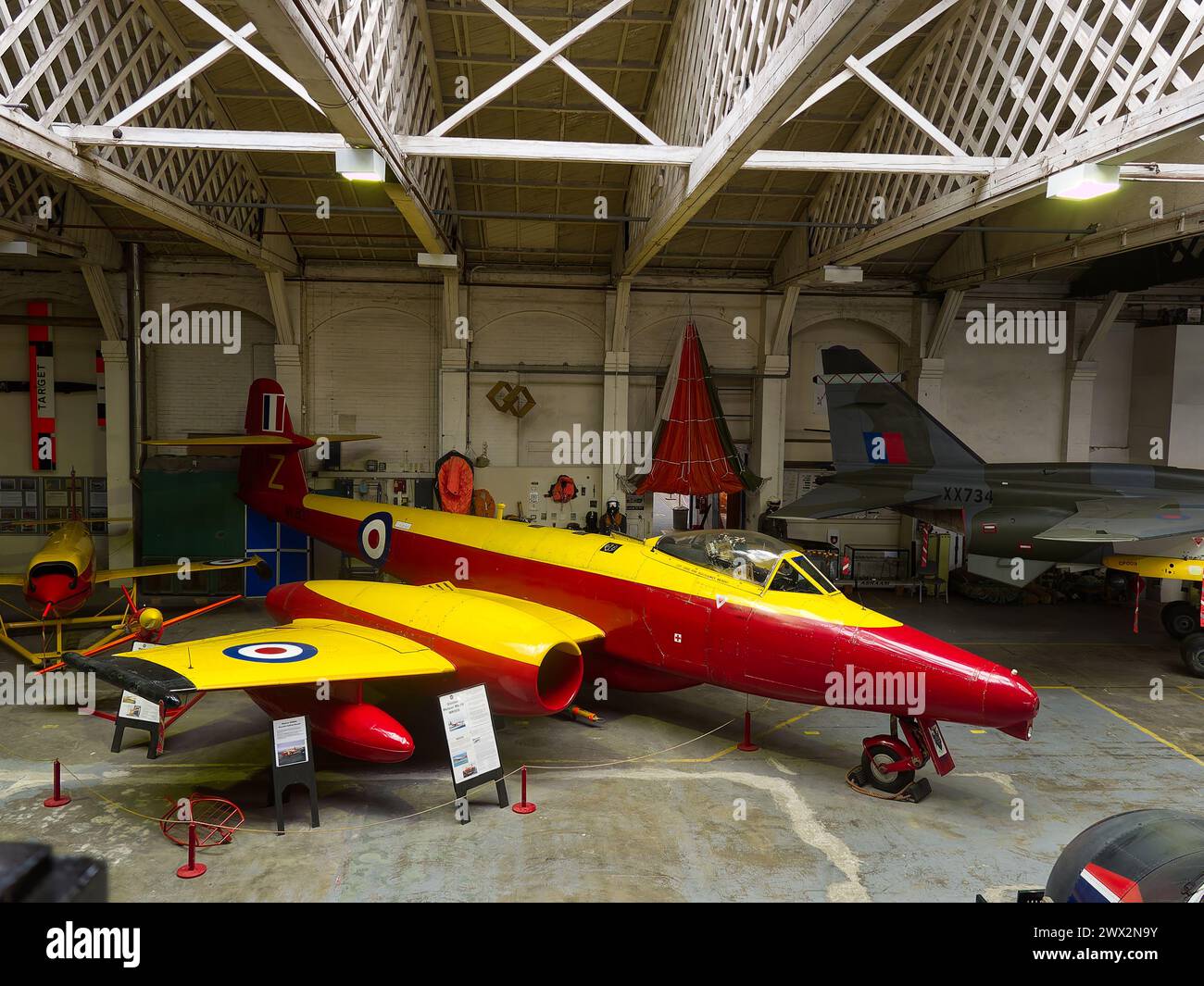 Gloster Meteor Mk D16 WK800 mit RAF-Insignien im Old Sarum Airfield Museum in Old Sarum, Salisbury, Wiltshire, England Stockfoto