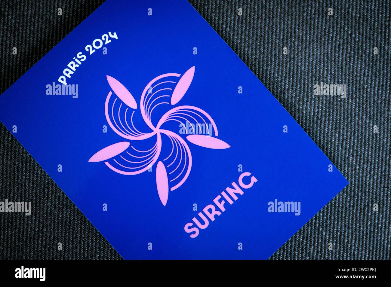 Surfpiktogramm für die olympischen sommerspiele 2024 in paris. Offizielle Ikone des Sports beim olympischen Spiel in Paris 24 Stockfoto