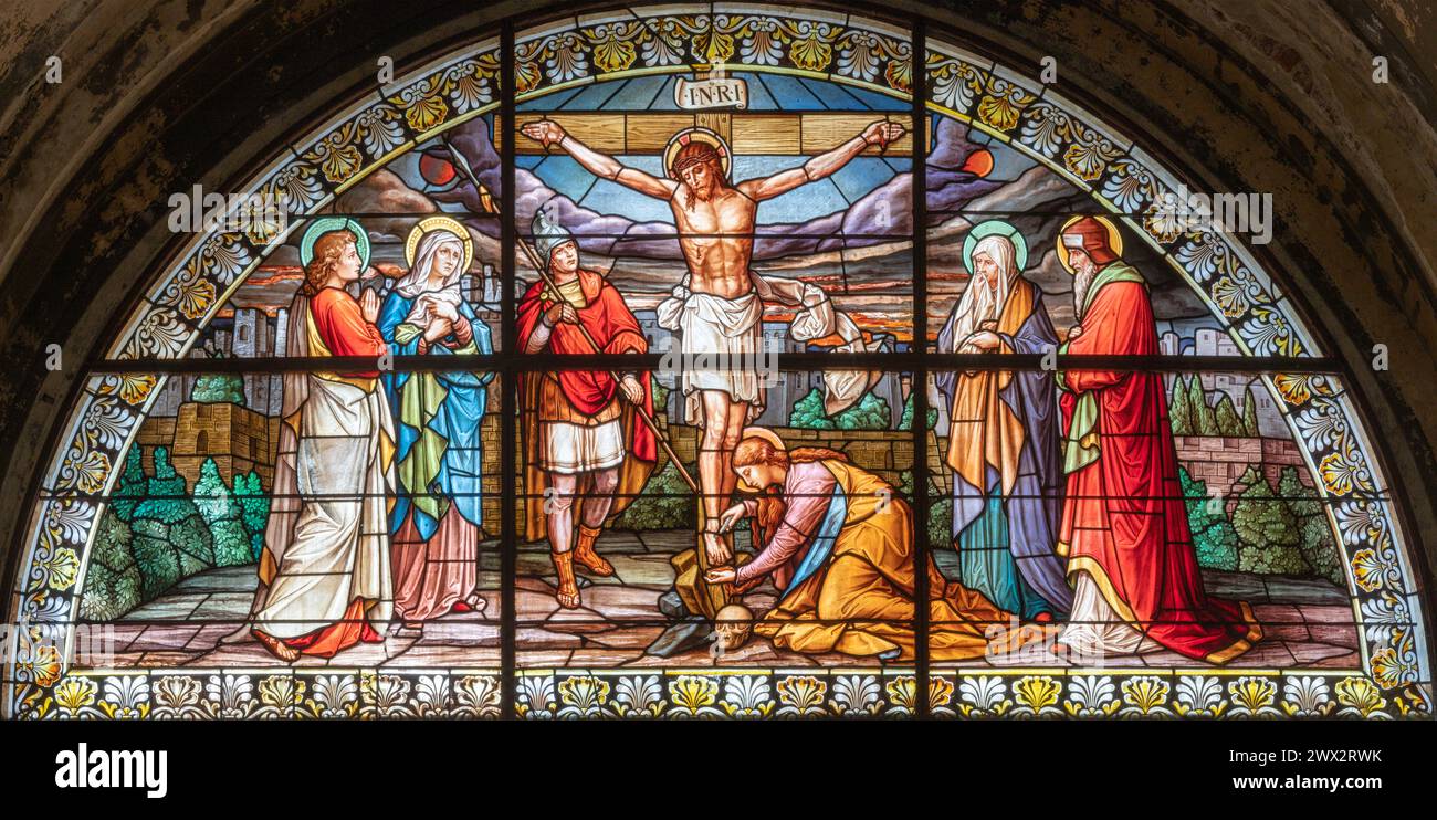 MAILAND, ITALIEN - 4. MÄRZ 2024: Die Kreuzigung im Buntglas in der Kirche Basilica di Santo Stefano Maggiore von Costante Panigati (1898). Stockfoto