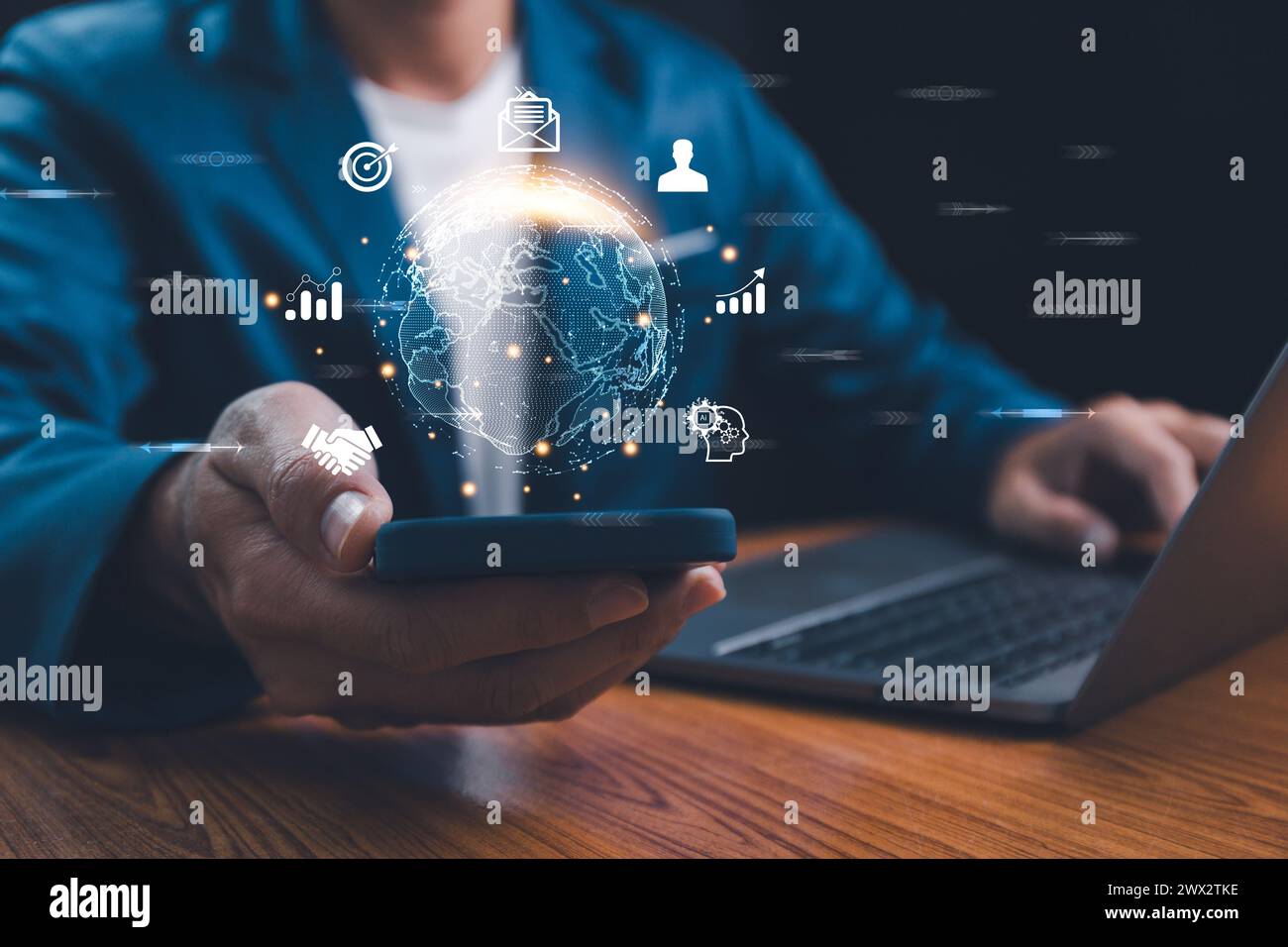 Geschäftsmann, der ein Smartphone mit virtueller globaler Internetverbindung hält. Anwendungstechnologie für globale Internetverbindungen und digitales Marketing, Finan Stockfoto
