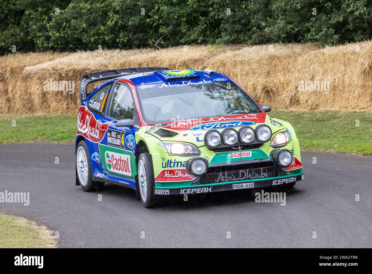 Connor McCloskey in Mikko Hirvonen's Ford Focus RS WRC 09 2009 beim Goodwood Festival of Speed 2023 in Sussex, Großbritannien Stockfoto