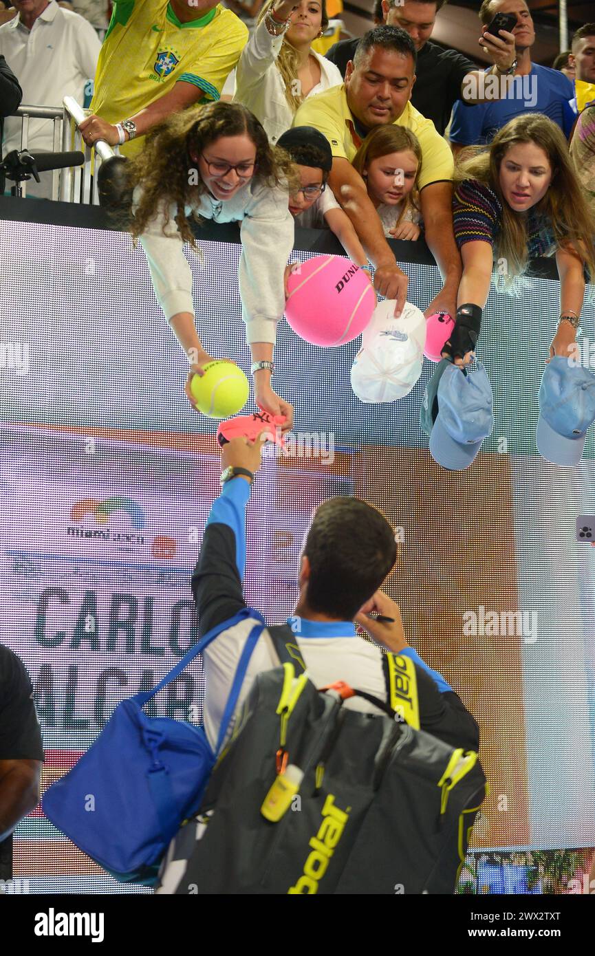 MIAMI GARDENS, FLORIDA - 25. MÄRZ: Carlos Alcaraz (Spanien) unterzeichnet Autogramm für Fans nach seinem Sieg gegen Gael Monfils (Frankreich) während des Miami Open Day 10 2024, präsentiert von Itaú im Hard Rock Stadium am 25. März 2024 in Miami Gardens, Florida. (Foto: JL/SIPA USA) Stockfoto