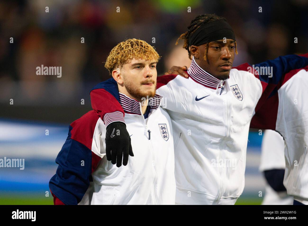 Bolton, Großbritannien. März 2024. Harvey Elliott aus England und Noni Madueke aus England während der Nationalhymne vor dem Auftakt beim Qualifikationsspiel der UEFA-U21-Europameisterschaft 2025 zwischen England U21 und Luxemburg U21 im Toughsheet Community Stadium am 26. März 2024 in Bolton, England. (Foto: Richard Ault/phcimages.com) Credit: PHC Images LTD/Alamy Live News Stockfoto