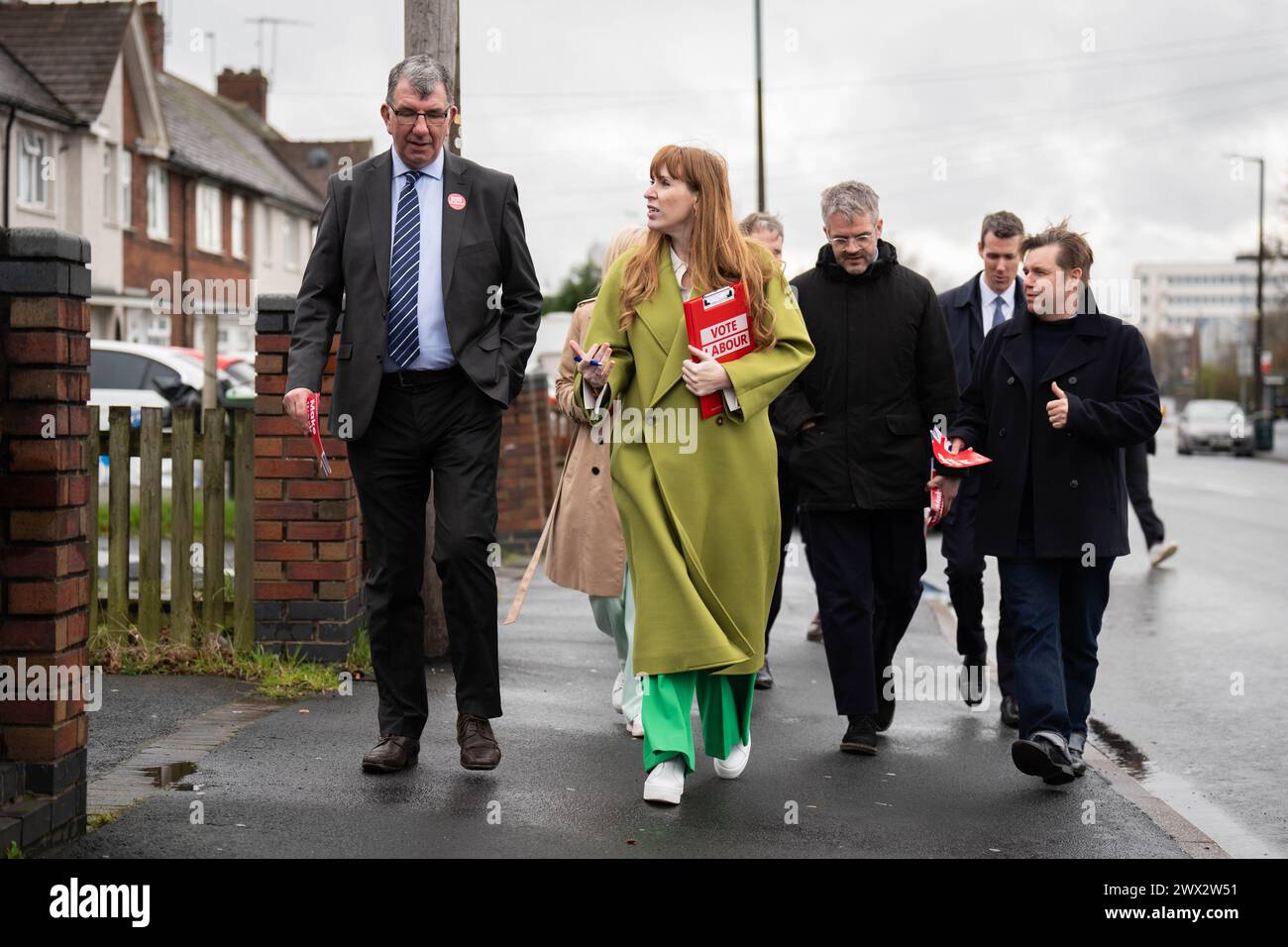 Angela Rayner, stellvertretende Vorsitzende der Labour Party, hat während ihres Treffens mit Bürgermeistern und Bürgermeisterkandidaten der Labour Party auf den Straßen von Birmingham gesessen. Bilddatum: Mittwoch, 27. März 2024. Stockfoto