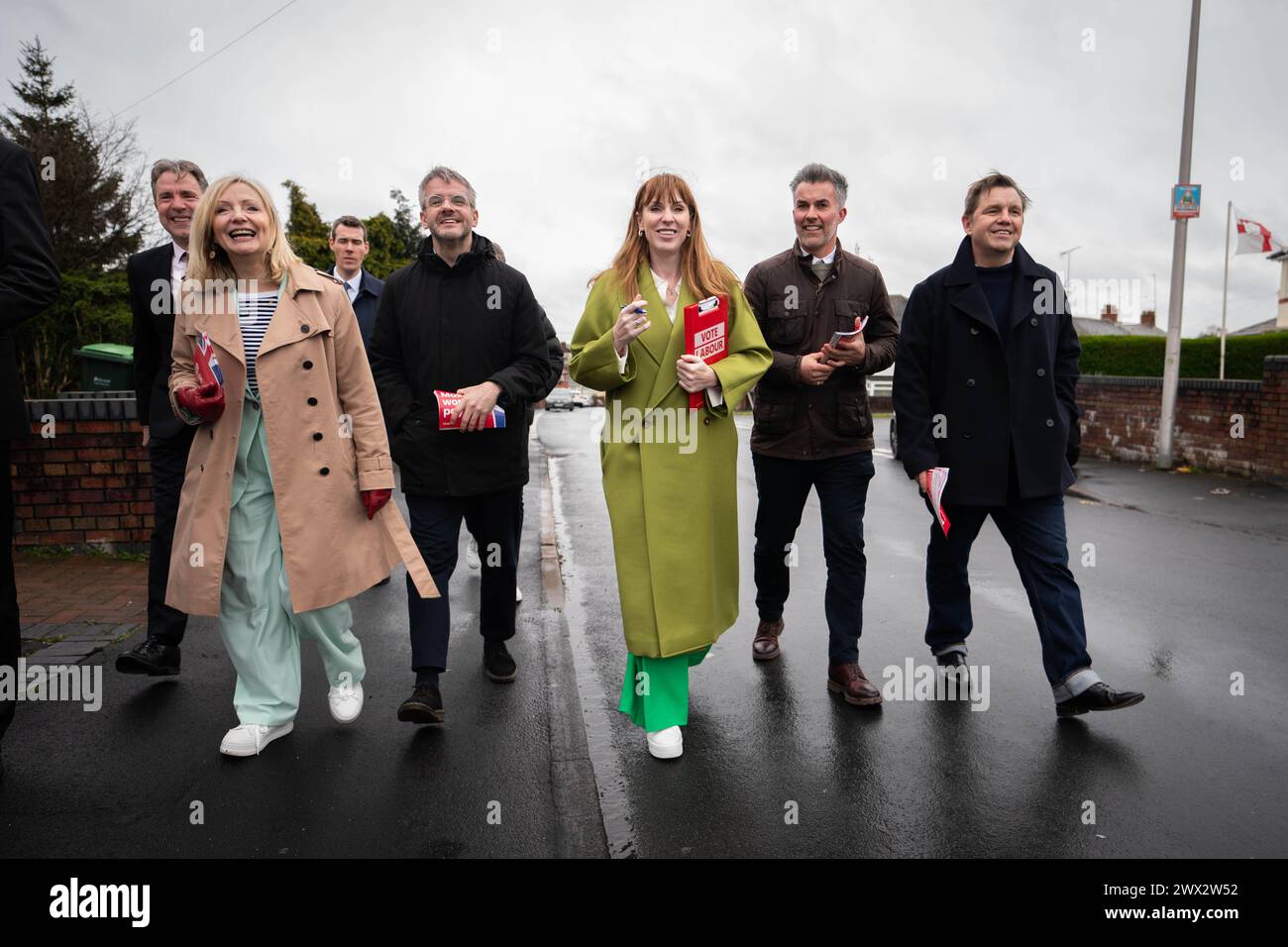 Angela Rayner, stellvertretende Vorsitzende der Labour Party, hat während ihres Treffens mit Bürgermeistern und Bürgermeisterkandidaten der Labour Party auf den Straßen von Birmingham gesessen. Bilddatum: Mittwoch, 27. März 2024. Stockfoto
