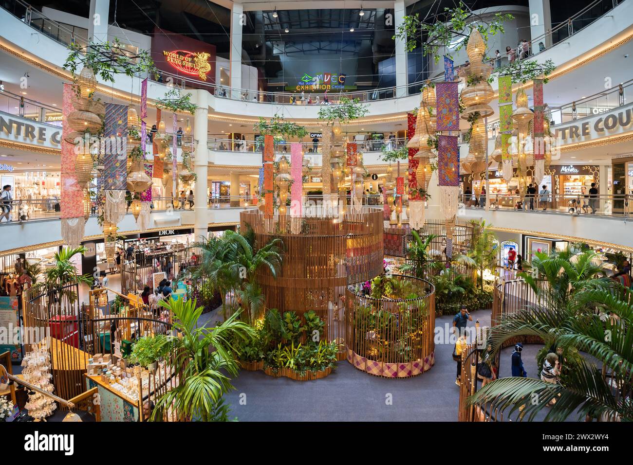 KL, Malaysia - März 23,2024: Traditionelle bunten Batik- und Hari Raya-Dekorationen im Mid Valley Megamall. Man kann sehen, wie man die Umgebung erforscht. Stockfoto