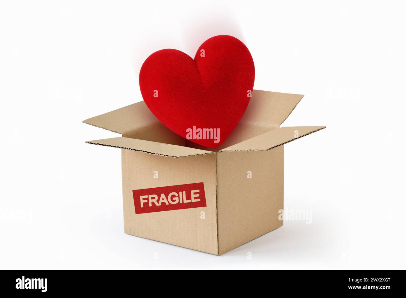 Herz im Karton mit dem Wort Fragile - Konzept von Liebe und Fragilität Stockfoto