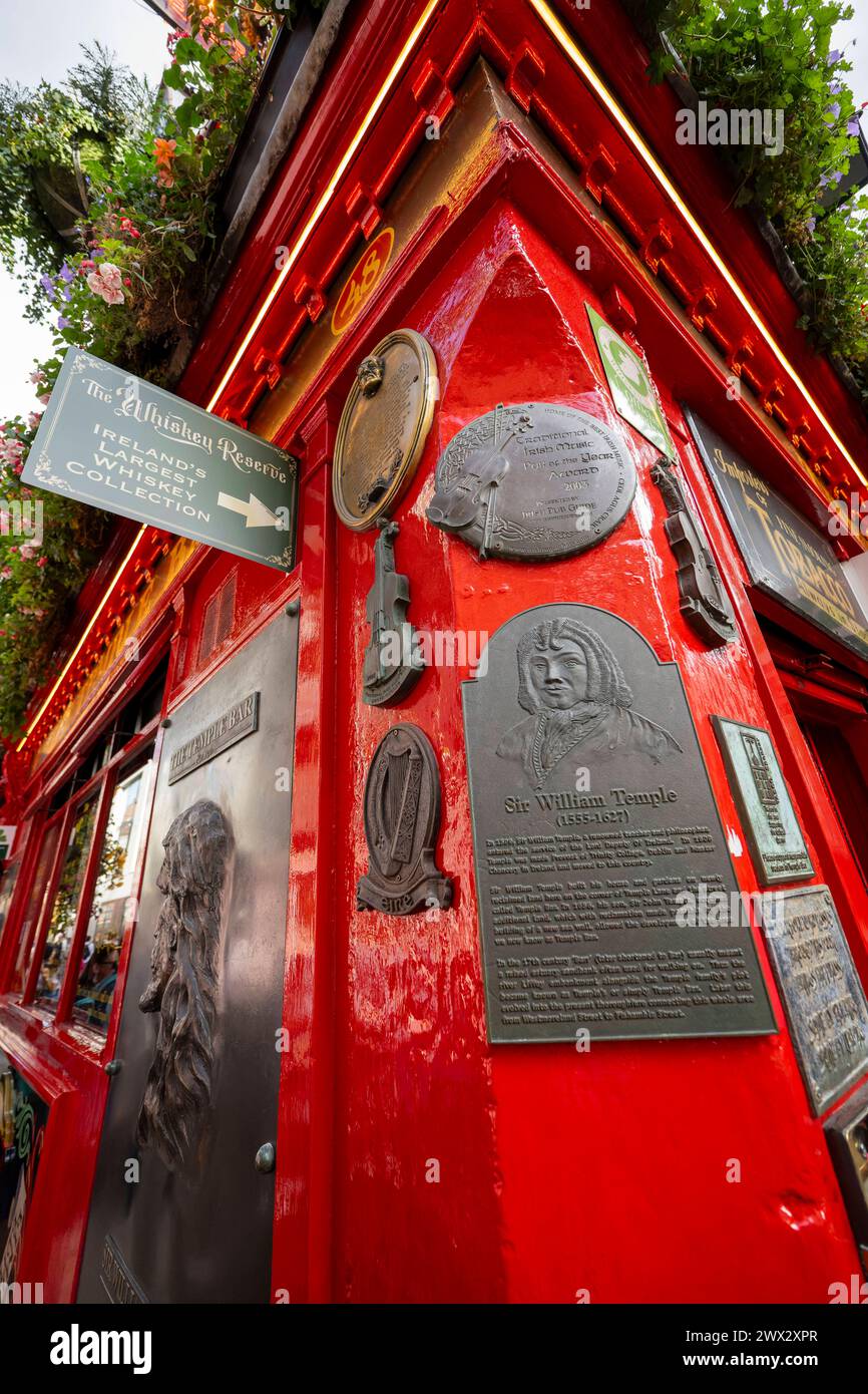 08.09.2023, Dublin, Hauptstadt Irlands, Eingangsbereich der legendären The Temple Bar in der Altstadt, Stadtteil Temple Bar. Schild über SIR WILLIAM TEMPLE 1555–1627, englischer Staatsmann, Schriftsteller und Diplomat. 08.09.2023, Irland Land und Leute 08.09.2023, Irland Land und Leute *** 08 09 2023, Dublin, Hauptstadt Irlands, Eingangsbereich des legendären TEMPELS The Temple Bar in der Altstadt, Bezirk Temple Bar Schild über SIR WILLIAM TEMPEL 1555 1627 , englischer Staatsmann, Schriftsteller und Diplomat 08 09 2023, Irland Land und Menschen 08 09 2023, Irland Land und Menschen Stockfoto