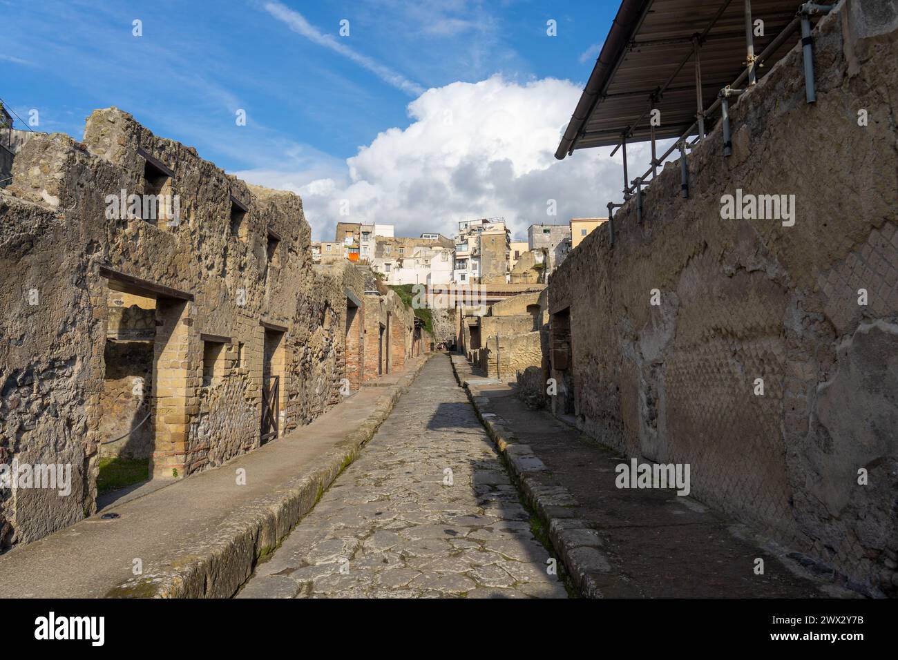 Gut erhaltene Straßen der antiken Stadt im archäologischen Park von Herculaneum, Neapel-Italien. Stockfoto