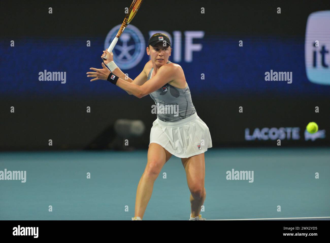 MIAMI GARDENS, FLORIDA - 25. MÄRZ: Ekaterina Alexandrova vs IgA Swiatek (Polen) während des Miami Open Day 10 2024, präsentiert von Itaú im Hard Rock Stadium am 25. März 2024 in Miami Gardens, Florida. (Foto: JL/SIPA USA) Stockfoto