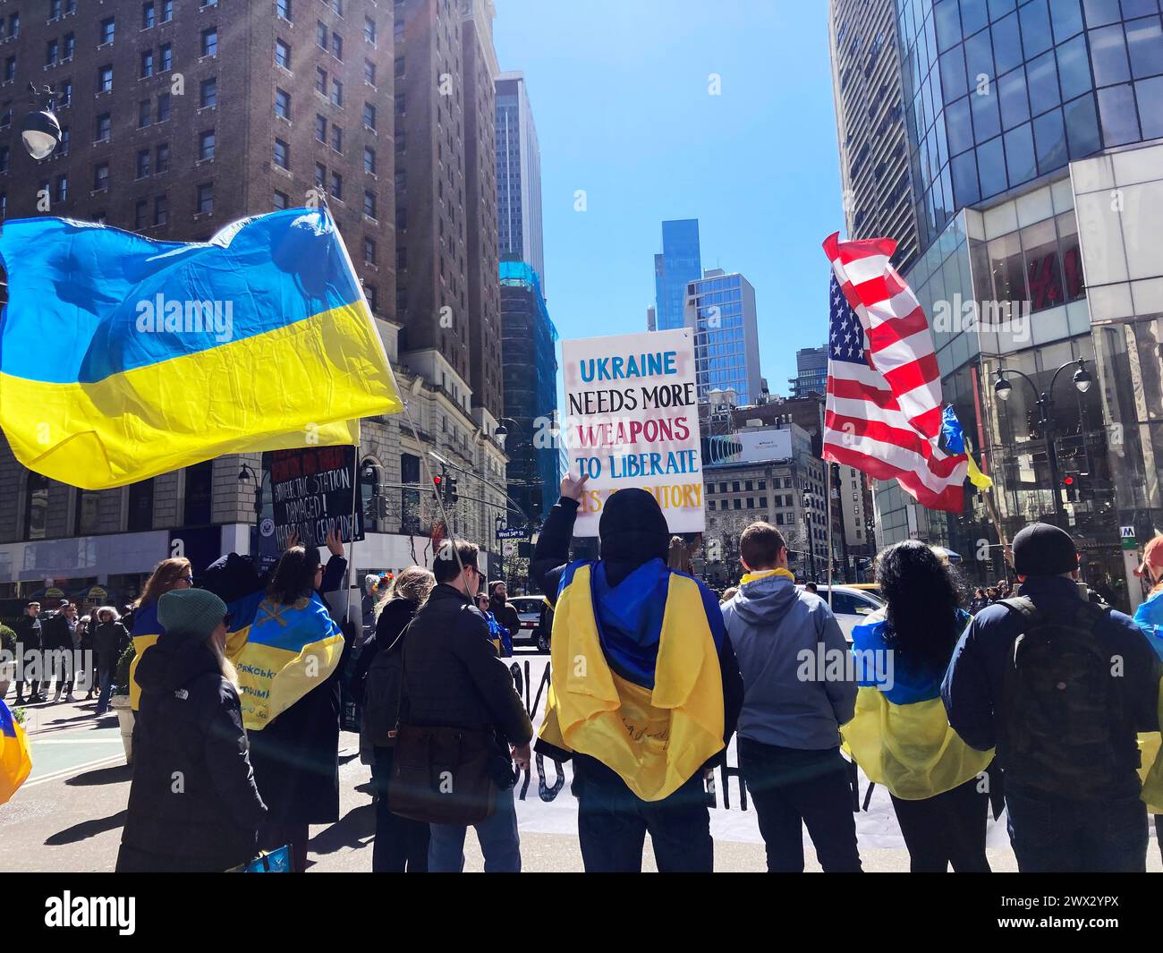 Ukrainische Amerikaner und ihre Anhänger versammeln sich am Sonntag, den 24. März 2024, auf dem Herald Square in New York, um gegen die russische Invasion in die Ukraine und die Inhaftierung ukrainischer Kriegsgefangener zu protestieren (© Frances M. Robertse) Stockfoto
